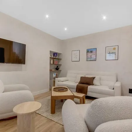 펜션 Luxueuse Maisonnette Au Coeur De Batignolles 17eme 파리