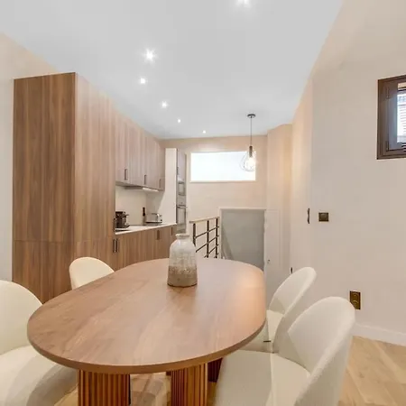 Luxueuse Maisonnette Au Coeur De Batignolles 17eme