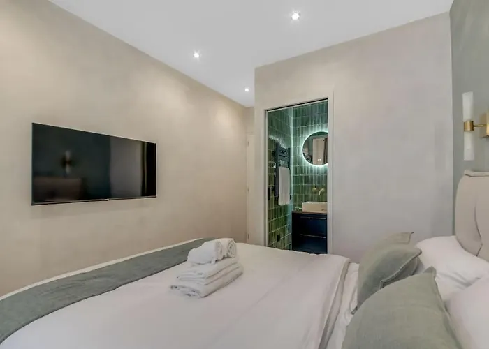 Luxueuse Maisonnette Au Coeur De Batignolles 17eme