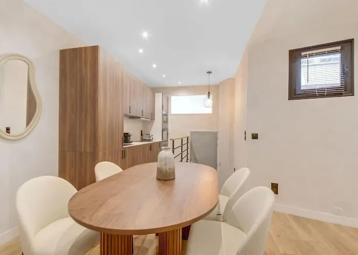 Luxueuse Maisonnette Au Coeur De Batignolles 17eme
